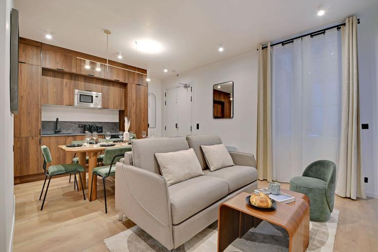 Sala de estar elegantemente projetada com móveis modernos em um apartamento no Building Rue de Maubeuge - checkmyguest - 1350781 em 9th arrondissement, Paris