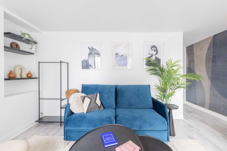 Building Rue des Petites Écuries - checkmyguest - 1348958 adresindeki bir dairede modern mobilyalarla zarif bir şekilde tasarlanmış oturma odası 10th arrondissement, Paris