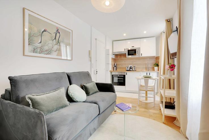 Salle de séjour élégante avec mobilier moderne dans un appartement à Building Rue des Petites Écuries - checkmyguest - 1348889 à 10th arrondissement, Paris Salle de séjour élégante avec mobilier moderne dans un appartement à Building Rue des Petites Écuries - checkmyguest - 1348889 à 10th arrondissement, Paris