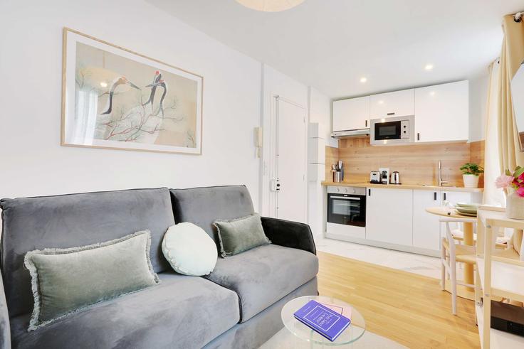 Salle de séjour élégante avec mobilier moderne dans un appartement à Building Rue des Petites Écuries - checkmyguest - 1348889 à 10th arrondissement, Paris Salle de séjour élégante avec mobilier moderne dans un appartement à Building Rue des Petites Écuries - checkmyguest - 1348889 à 10th arrondissement, Paris