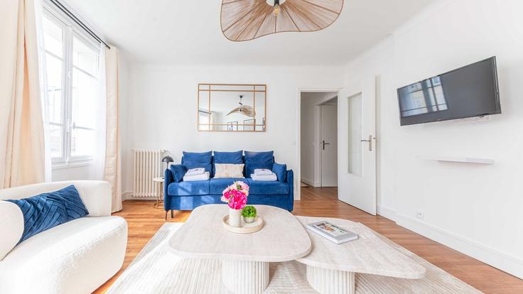 Paris 18th arrondissementのBuilding Rue d'Orsel - checkmyguest - 1348012のアパートメントにある、モダンな家具を備えたエレガントなデザインのリビングルーム