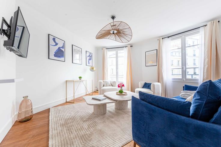 Sala de estar elegantemente projetada com móveis modernos em um apartamento no Building Rue d'Orsel - checkmyguest - 1348012 em 18th arrondissement, Paris Sala de estar elegantemente projetada com móveis modernos em um apartamento no Building Rue d'Orsel - checkmyguest - 1348012 em 18th arrondissement, Paris