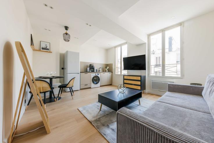 Salle de séjour élégante avec mobilier moderne dans un appartement à Building Rue Blondel - checkmyguest - 1350252 à 2nd arrondissement, Paris