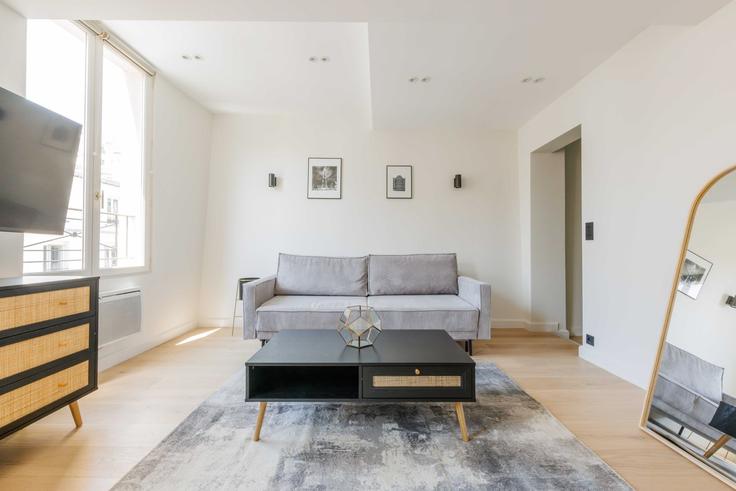 Elegante sala de estar con mobiliario moderno en un apartamento en Building Rue Blondel - checkmyguest - 1350252 en 2nd arrondissement, Paris