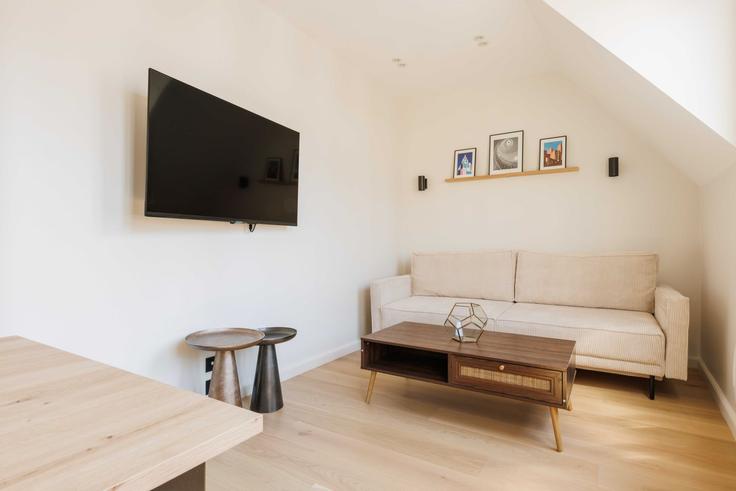 Elegant gestaltetes Wohnzimmer mit moderner Einrichtung in einer Wohnung im Building Rue Blondel - checkmyguest - 1350499 in 2nd arrondissement, Paris