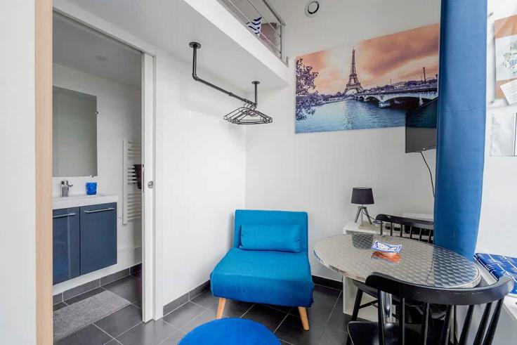 Sala de estar elegantemente projetada com móveis modernos em um apartamento no Building Rue du Faubourg Poissonnière - checkmyguest - 1350290 em 10th arrondissement, Paris