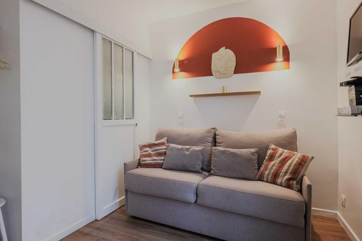 Building Rue Richer - checkmyguest - 1350973 adresindeki bir dairede modern mobilyalarla zarif bir şekilde tasarlanmış oturma odası 9th arrondissement, Paris