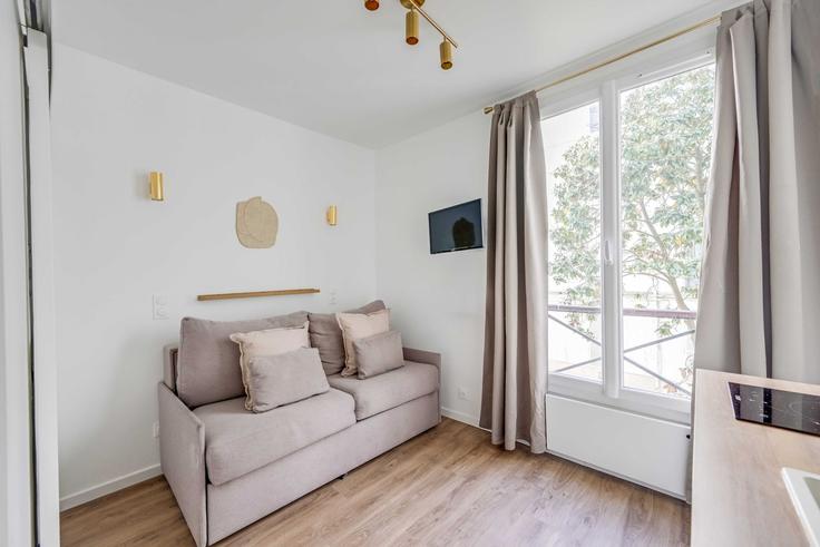 Elegant gestaltetes Wohnzimmer mit moderner Einrichtung in einer Wohnung im Building Rue Richer - checkmyguest - 1350973 in 9th arrondissement, Paris