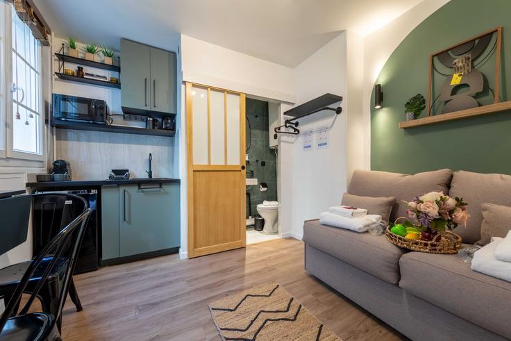 Paris 9th arrondissementのBuilding Rue Richer - checkmyguest - 1350286のアパートメントにある、モダンな家具を備えたエレガントなデザインのリビングルーム Paris 9th arrondissementのBuilding Rue Richer - checkmyguest - 1350286のアパートメントにある、モダンな家具を備えたエレガントなデザインのリビングルーム