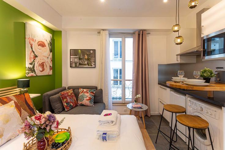 Elegante sala de estar con mobiliario moderno en un apartamento en Building Rue Beauregard - checkmyguest - 1350472 en 2nd arrondissement, Paris Elegante sala de estar con mobiliario moderno en un apartamento en Building Rue Beauregard - checkmyguest - 1350472 en 2nd arrondissement, Paris
