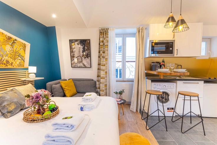 Salle de séjour élégante avec mobilier moderne dans un appartement à Building Rue Beauregard - checkmyguest - 1347963 à 2nd arrondissement, Paris Salle de séjour élégante avec mobilier moderne dans un appartement à Building Rue Beauregard - checkmyguest - 1347963 à 2nd arrondissement, Paris