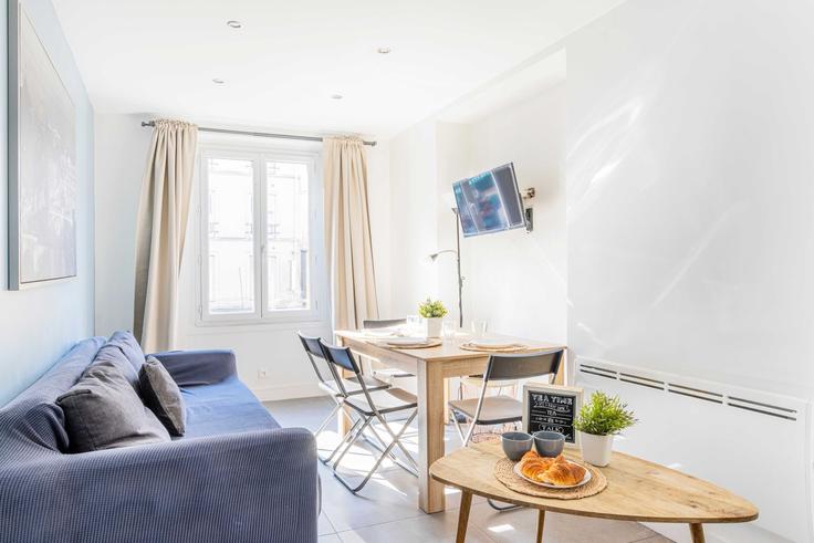 Sala de estar elegantemente projetada com móveis modernos em um apartamento no Building Rue du Faubourg Saint-Antoine - checkmyguest - 1351109 em 11th arrondissement, Paris Sala de estar elegantemente projetada com móveis modernos em um apartamento no Building Rue du Faubourg Saint-Antoine - checkmyguest - 1351109 em 11th arrondissement, Paris