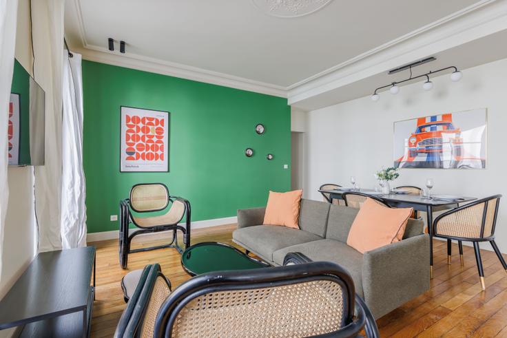 Sala de estar elegantemente projetada com móveis modernos em um apartamento no Building Rue de l'Abbé Grégoire - checkmyguest - 1052636 - PAR em 6th arrondissement, Paris