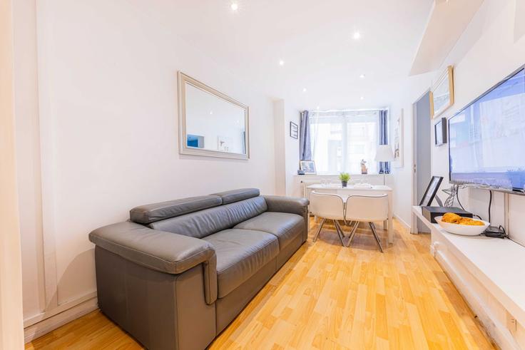 Salle de séjour élégante avec mobilier moderne dans un appartement à Building Rue Marcadet - checkmyguest - 1350940 à 18th arrondissement, Paris