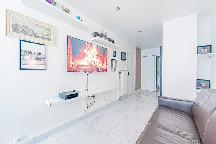 Elegante sala de estar con mobiliario moderno en un apartamento en Building Rue Marcadet - checkmyguest - 1350940 en 18th arrondissement, Paris