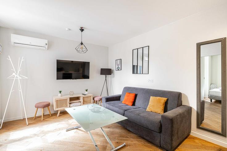 Cannes, Cannes에 위치한 Building Rue Jean Joseph Méro - checkmyguest - 1350575 유닛의 세련된 인테리어가 돋보이는 거실 Cannes, Cannes에 위치한 Building Rue Jean Joseph Méro - checkmyguest - 1350575 유닛의 세련된 인테리어가 돋보이는 거실