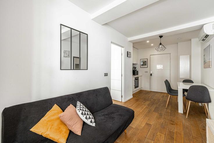 Elegant gestaltetes Wohnzimmer mit moderner Einrichtung in einer Wohnung im Building Rue Jean Joseph Méro - checkmyguest - 1350584 in Cannes, Cannes