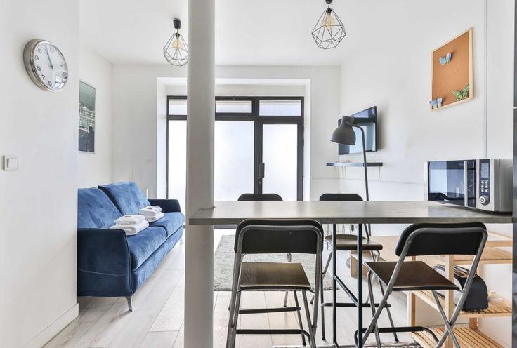 Sala de estar elegantemente projetada com móveis modernos em um apartamento no Building Rue de Domrémy - checkmyguest - 1350183 em 13th arrondissement, Paris
