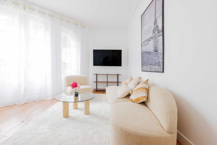 Salle de séjour élégante avec mobilier moderne dans un appartement à Building Rue de la Convention - checkmyguest - 1348005 à 15th arrondissement, Paris