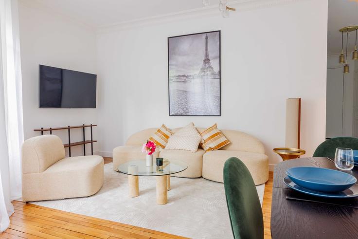 Elegante sala de estar con mobiliario moderno en un apartamento en Building Rue de la Convention - checkmyguest - 1348005 en 15th arrondissement, Paris