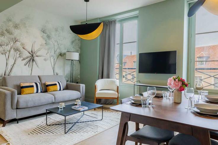 Sala de estar elegantemente projetada com móveis modernos em um apartamento no Building Rue de Sèvres - checkmyguest - 1348138 em 6th arrondissement, Paris