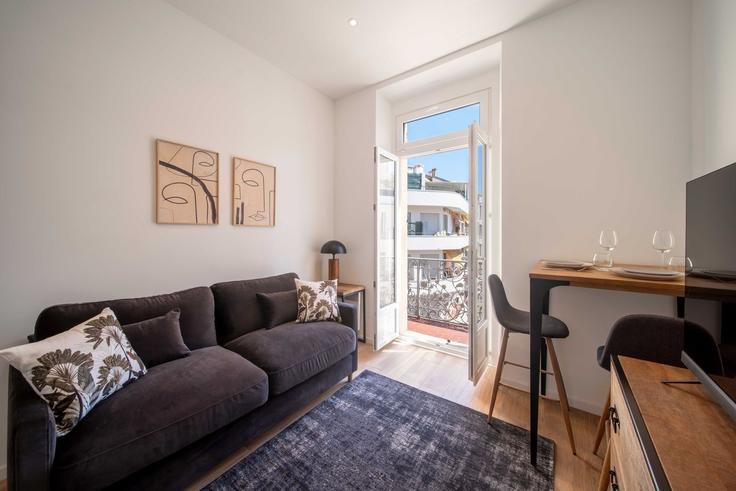 Sala de estar elegantemente projetada com móveis modernos em um apartamento no Building Rue de Mimont - checkmyguest - 1350599 em Cannes, Cannes