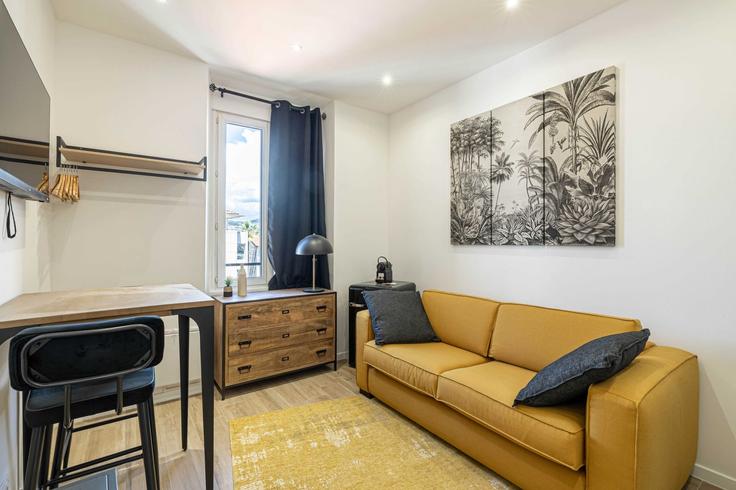 Elegant gestaltetes Wohnzimmer mit moderner Einrichtung in einer Wohnung im Building Rue de Mimont - checkmyguest - 1350603 in Cannes, Cannes Elegant gestaltetes Wohnzimmer mit moderner Einrichtung in einer Wohnung im Building Rue de Mimont - checkmyguest - 1350603 in Cannes, Cannes