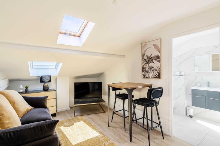Sala de estar elegantemente projetada com móveis modernos em um apartamento no Building Rue de Mimont - checkmyguest - 1350604 em Cannes, Cannes Sala de estar elegantemente projetada com móveis modernos em um apartamento no Building Rue de Mimont - checkmyguest - 1350604 em Cannes, Cannes