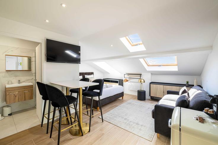Sala de estar elegantemente projetada com móveis modernos em um apartamento no Building Rue de Mimont - checkmyguest - 1350576 em Cannes, Cannes Sala de estar elegantemente projetada com móveis modernos em um apartamento no Building Rue de Mimont - checkmyguest - 1350576 em Cannes, Cannes