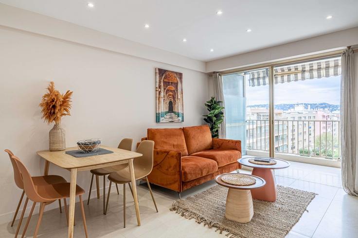 Sala de estar elegantemente projetada com móveis modernos em um apartamento no Building Rue Saint-Honorat - checkmyguest - 1350612 em Antibes, Antibes