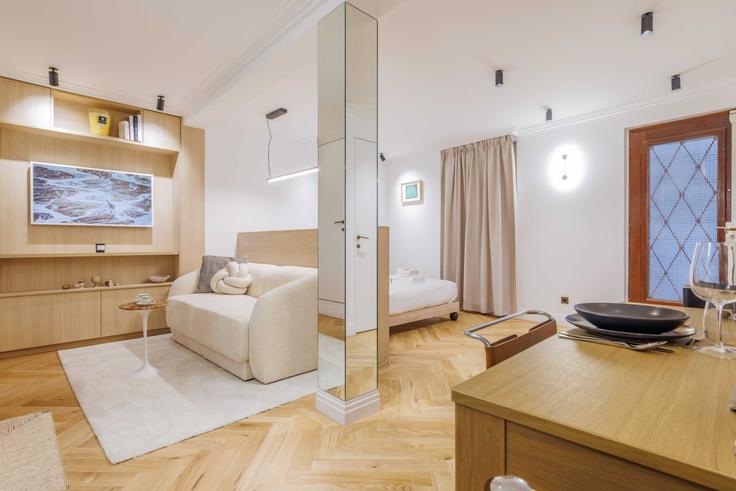 Sala de estar elegantemente projetada com móveis modernos em um apartamento no Building Villa Laugier - checkmyguest - 1349138 em 17th arrondissement, Paris Sala de estar elegantemente projetada com móveis modernos em um apartamento no Building Villa Laugier - checkmyguest - 1349138 em 17th arrondissement, Paris