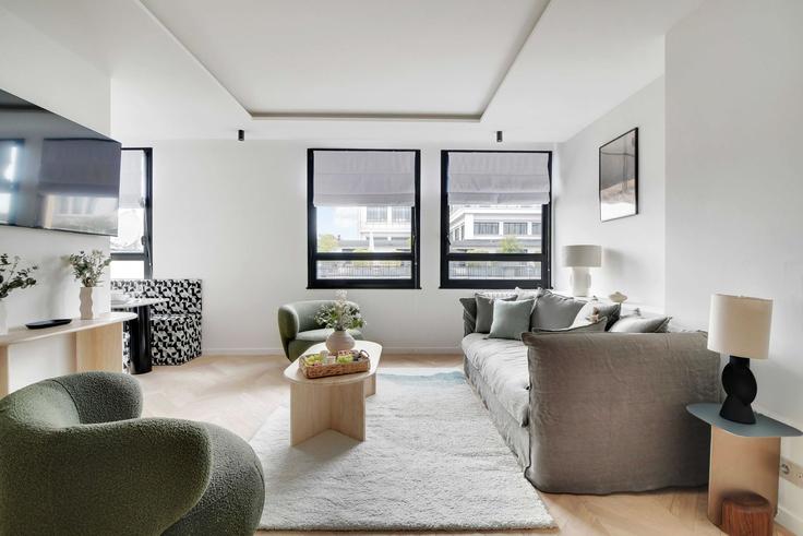 Building Rue La Boétie - checkmyguest - 1350500 adresindeki bir dairede modern mobilyalarla zarif bir şekilde tasarlanmış oturma odası 8th arrondissement, Paris