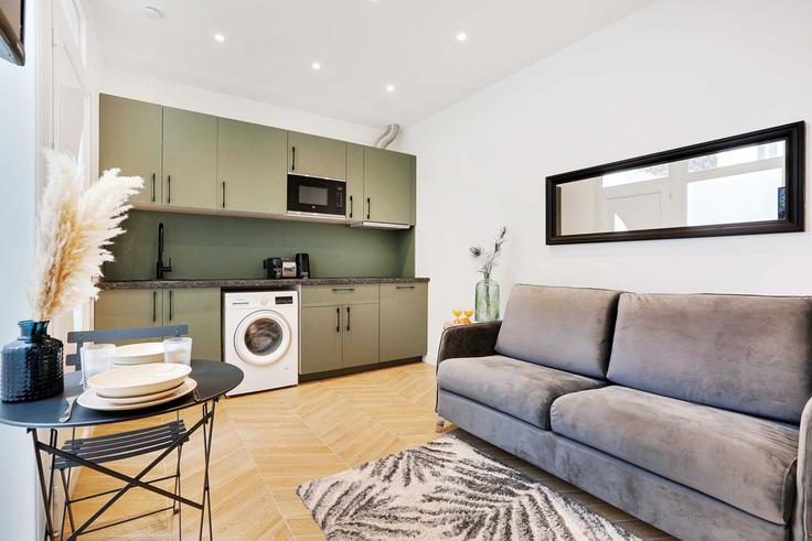 Elegant gestaltetes Wohnzimmer mit moderner Einrichtung in einer Wohnung im Building Rue Louis Rouquier - checkmyguest - 1350340 in Levallois-Perret, Levallois-Perret Elegant gestaltetes Wohnzimmer mit moderner Einrichtung in einer Wohnung im Building Rue Louis Rouquier - checkmyguest - 1350340 in Levallois-Perret, Levallois-Perret