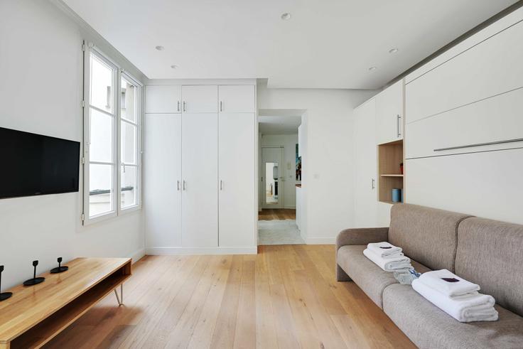 Elegant gestaltetes Wohnzimmer mit moderner Einrichtung in einer Wohnung im Building Rue Mandar - checkmyguest - 1052533 in 2nd arrondissement, Paris