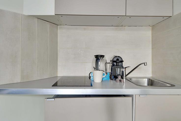 Cuisine fonctionnelle et élégante avec équipement moderne dans un appartement haut de gamme à Building Boulevard de Magenta - checkmyguest - 1350832 dans 10th arrondissement, Paris