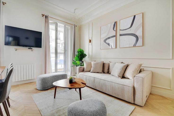 Elegant gestaltetes Wohnzimmer mit moderner Einrichtung in einer Wohnung im Building Rue Réaumur - checkmyguest - 1350608 in 2nd arrondissement, Paris Elegant gestaltetes Wohnzimmer mit moderner Einrichtung in einer Wohnung im Building Rue Réaumur - checkmyguest - 1350608 in 2nd arrondissement, Paris