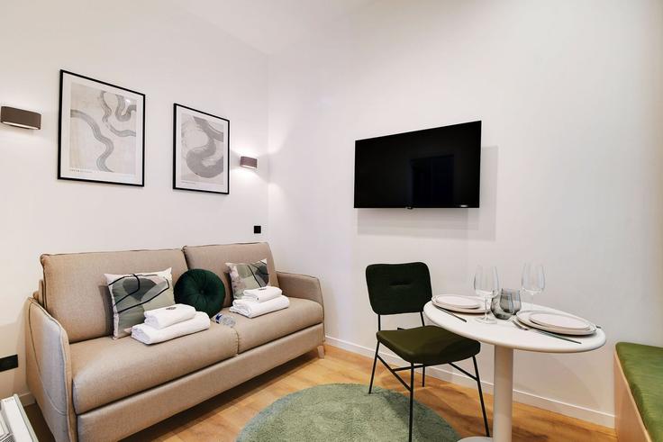 Elegante sala de estar con mobiliario moderno en un apartamento en Building Rue Poussin - checkmyguest - 1350941 en 16th arrondissement, Paris