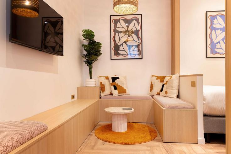 Salle de séjour élégante avec mobilier moderne dans un appartement à Building Avenue des Ternes - checkmyguest - 1350644 à 17th arrondissement, Paris