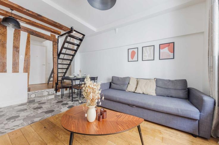Elegant gestaltetes Wohnzimmer mit moderner Einrichtung in einer Wohnung im Building Rue d'Aboukir - checkmyguest - 1347949 in 2nd arrondissement, Paris