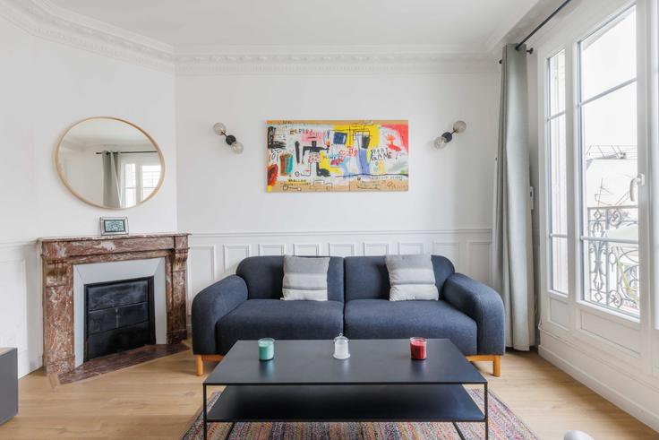 Sala de estar elegantemente projetada com móveis modernos em um apartamento no Building Rue Marius Aufan - checkmyguest - 1349099 em Levallois-Perret, Levallois-Perret