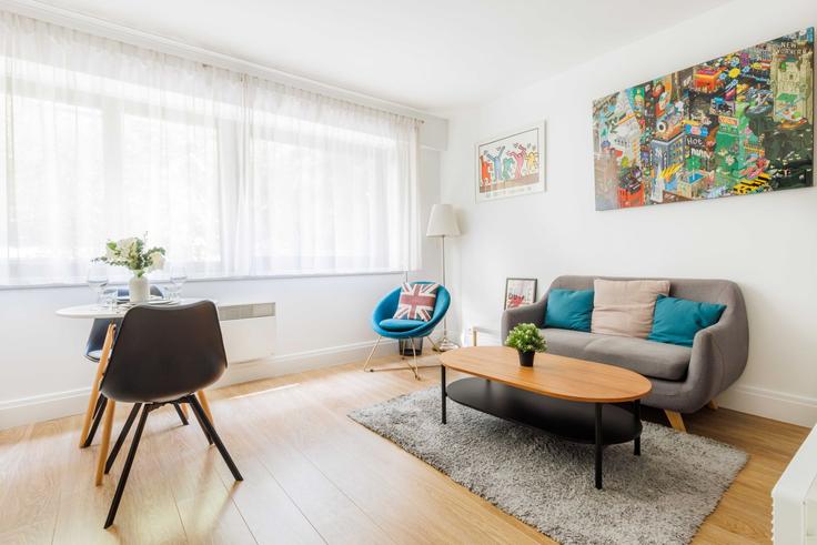 Salle de séjour élégante avec mobilier moderne dans un appartement à Building Rue de Berri - checkmyguest - 1349318 à 8th arrondissement, Paris