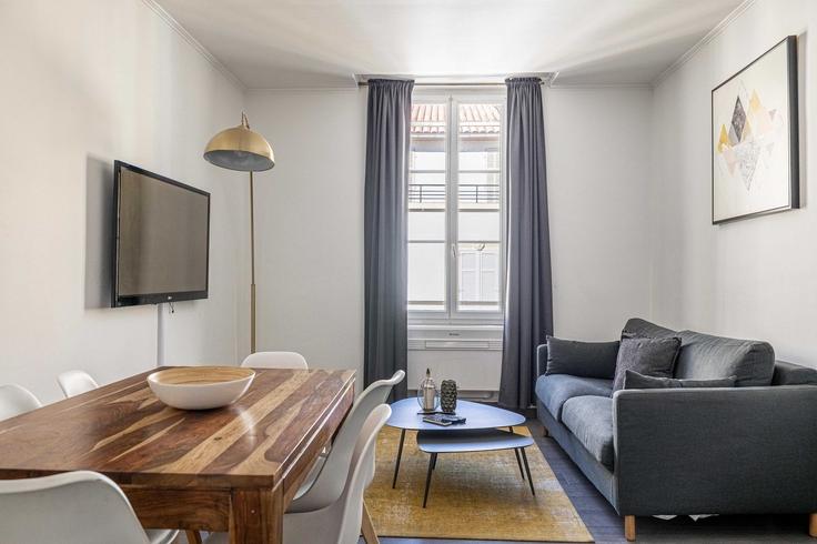 Elegante sala de estar con mobiliario moderno en un apartamento en Building Rue Jean Jaures - checkmyguest - 1350557 en Cannes, Cannes