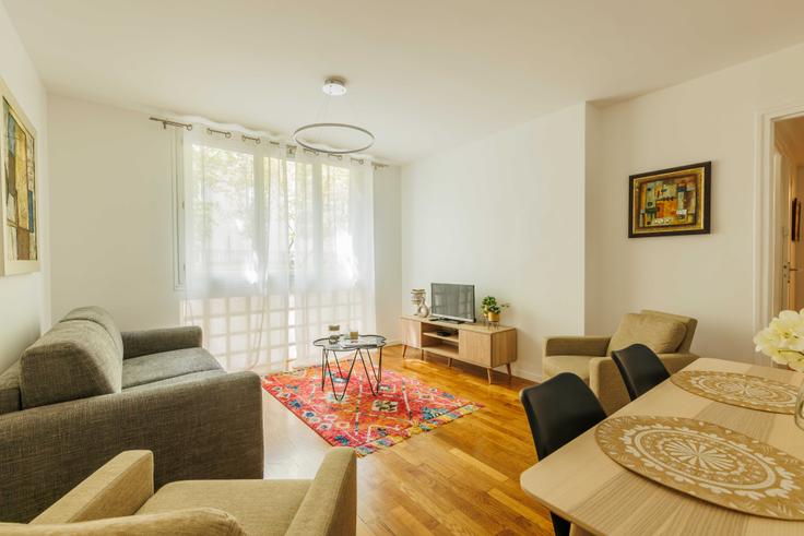 Elegante sala de estar con mobiliario moderno en un apartamento en Building Rue Manin - checkmyguest - 1052652 - PAR en 19th arrondissement, Paris Elegante sala de estar con mobiliario moderno en un apartamento en Building Rue Manin - checkmyguest - 1052652 - PAR en 19th arrondissement, Paris