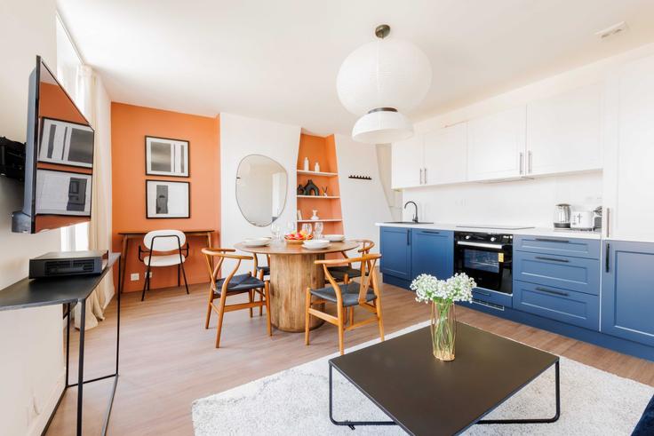 Sala de estar elegantemente projetada com móveis modernos em um apartamento no Building Rue de Sèvres - checkmyguest - 1348203 em 6th arrondissement, Paris