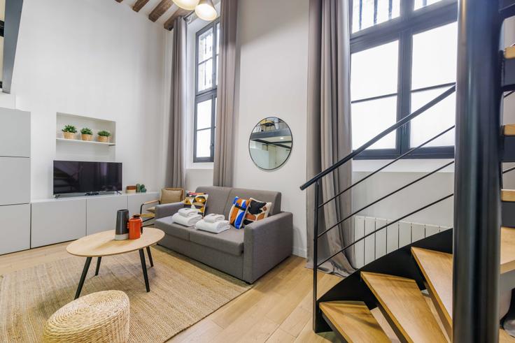 Salle de séjour élégante avec mobilier moderne dans un appartement à Building Rue de Bellechasse - checkmyguest - 1052662 - PAR à 7th arrondissement, Paris