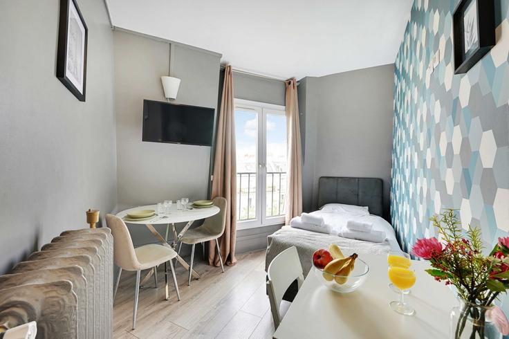 Paris 10th arrondissementのBuilding Boulevard de Magenta - checkmyguest - 1348997のアパートにある、ダイニングテーブルとスタイリッシュな椅子