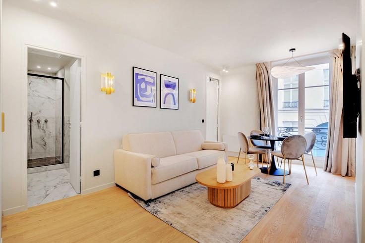 Paris 9th arrondissementのBuilding Rue de la Grange Batelière - checkmyguest - 1350193のアパートメントにある、モダンな家具を備えたエレガントなデザインのリビングルーム Paris 9th arrondissementのBuilding Rue de la Grange Batelière - checkmyguest - 1350193のアパートメントにある、モダンな家具を備えたエレガントなデザインのリビングルーム
