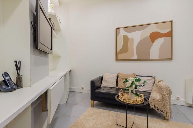 Salle de séjour élégante avec mobilier moderne dans un appartement à Building Rue Guynemer - checkmyguest - 1350876 à 6th arrondissement, Paris