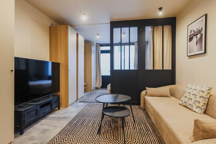 Salle de séjour élégante avec mobilier moderne dans un appartement à Building Rue Camille Tahan - checkmyguest - 1347946 à 18th arrondissement, Paris Salle de séjour élégante avec mobilier moderne dans un appartement à Building Rue Camille Tahan - checkmyguest - 1347946 à 18th arrondissement, Paris