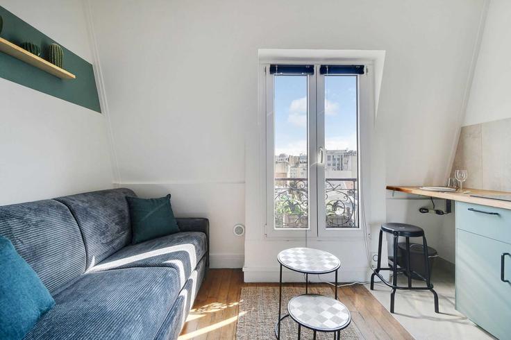 Elegant gestaltetes Wohnzimmer mit moderner Einrichtung in einer Wohnung im Building Rue Lemercier - checkmyguest - 1350722 in 17th arrondissement, Paris Elegant gestaltetes Wohnzimmer mit moderner Einrichtung in einer Wohnung im Building Rue Lemercier - checkmyguest - 1350722 in 17th arrondissement, Paris